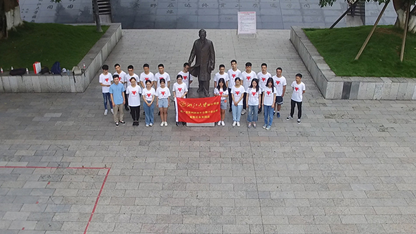 唱校歌.jpg 唱校歌.jpg