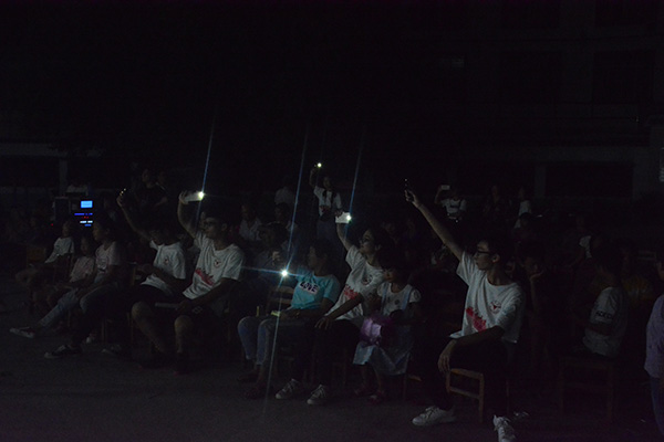 材料学院赴广西宜州浙大西迁办学点和屏南乡合寨小学暑期社会实践团+8.7+合寨小学操场+晚会现场观众挥灯+谢琦蔚.JPG