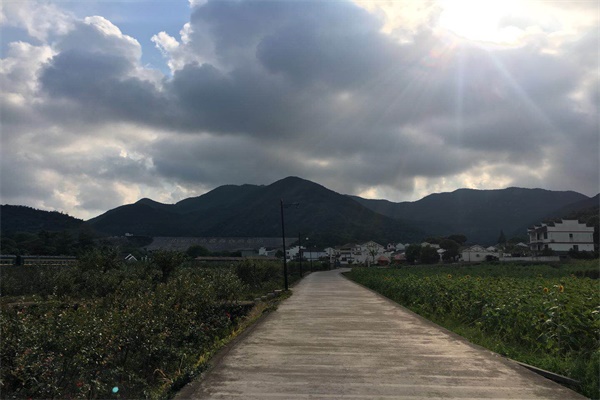 绿水青山,一路向前.jpg